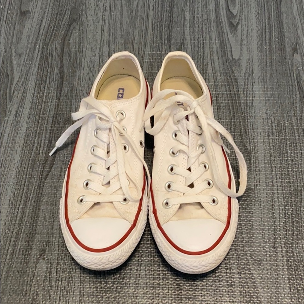 WHITE SIZE 7 LOW TOP CONVERSE ALL STAR SHOES